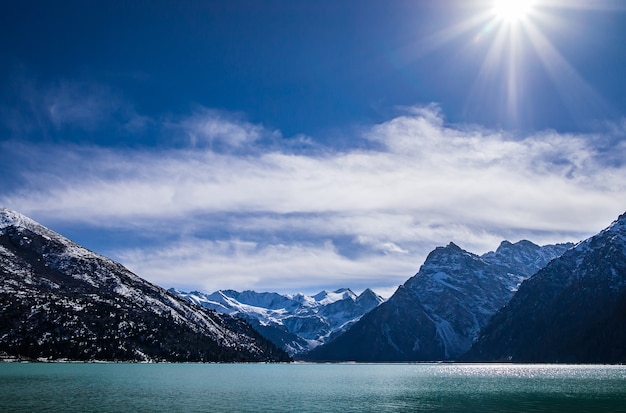 Paysage magnifique vue sur le lac et la montagne de neige avec un ciel bleu