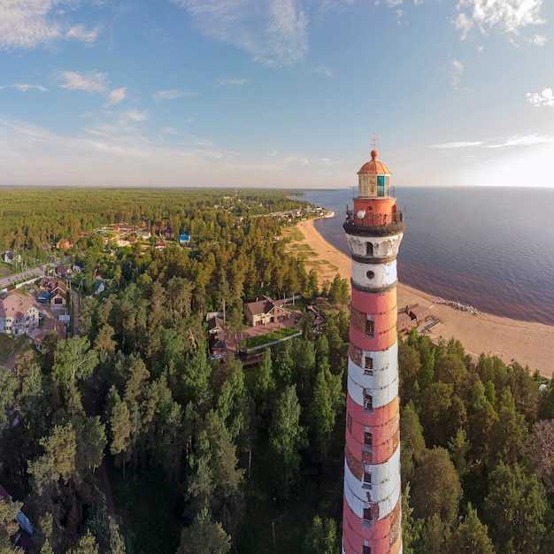 Un paysage magnifique avec vue sur le phare et le littoral. Photographie aérienne.