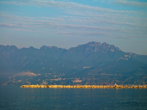 Paysage de maisons dans les montagnes près de la mer