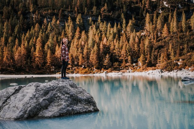 Photo paysage majestueux du lac des dolomites sorapis avec des mélèzes colorés et de hautes montagnes magnifique paysage naturel de randonnée dans la dolomite en italie près de cortina d'ampezzo