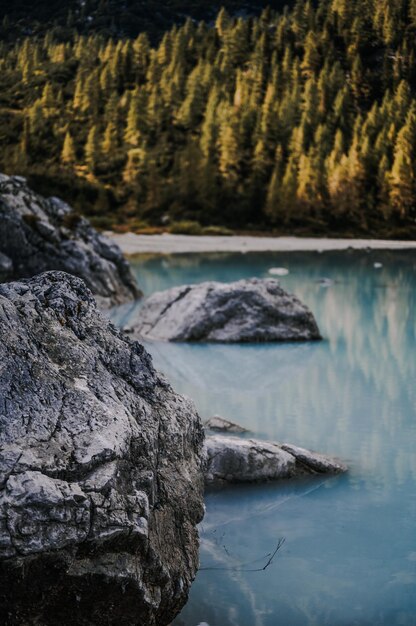Paysage majestueux du lac des Dolomites Sorapis avec des mélèzes colorés et de hautes montagnes Magnifique paysage naturel de randonnée dans la dolomite en italie près de Cortina d'Ampezzo