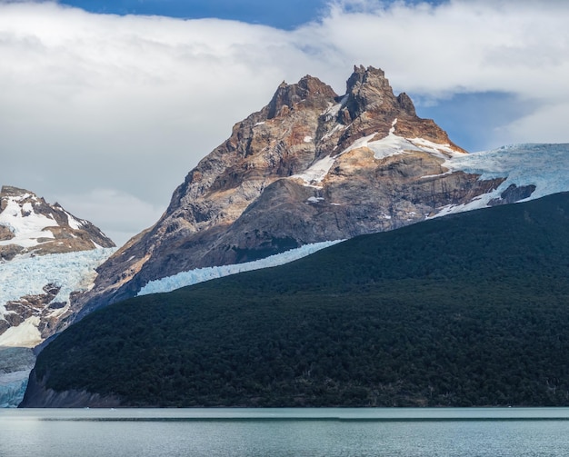 Photo un paysage majestueux de glaciers avec des sommets enneigés