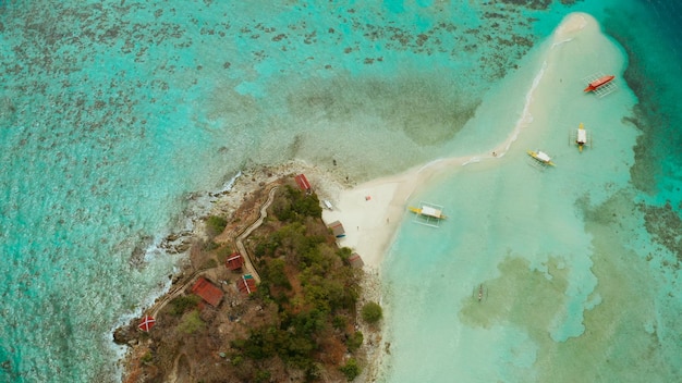 Paysage marin aérien île tropicale et plage de sable eau turquoise et récif corallien malacory island philip