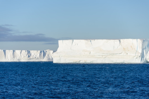 Paysage marin de l'Antarctique avec iceberg