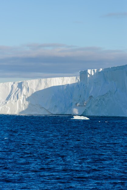 Paysage marin de l'Antarctique avec iceberg