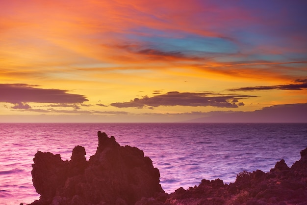 Paysage marin au coucher du soleil de l'océan Atlantique - Tenerife, les Canaries. Arrosez un peu en flou de mouvement