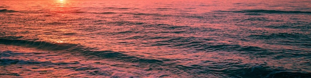 Paysage marin au petit matin Soleil au-dessus de la mer Surface de l'eau Bannière horizontale