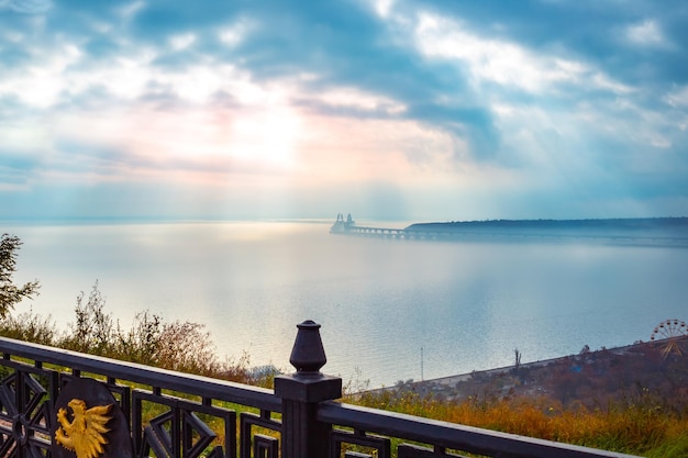 Paysage marin à l'aube pont de Crimée dans la brume matinale un jour d'automne