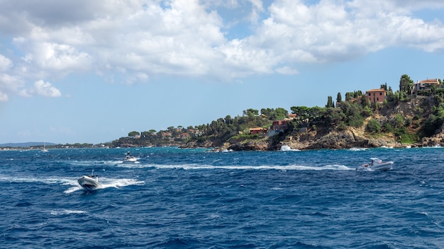 Paysage marin avec des bateaux à haute vitesse traversant la mer méditerranée bleue