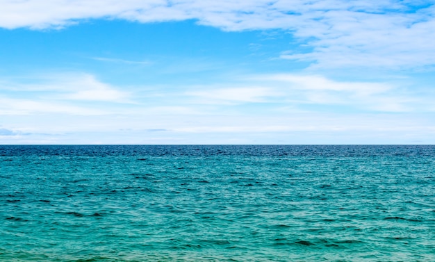 Paysage marin avec beau ciel parfait et eau de la mer Méditerranée à Kemer, Turquie