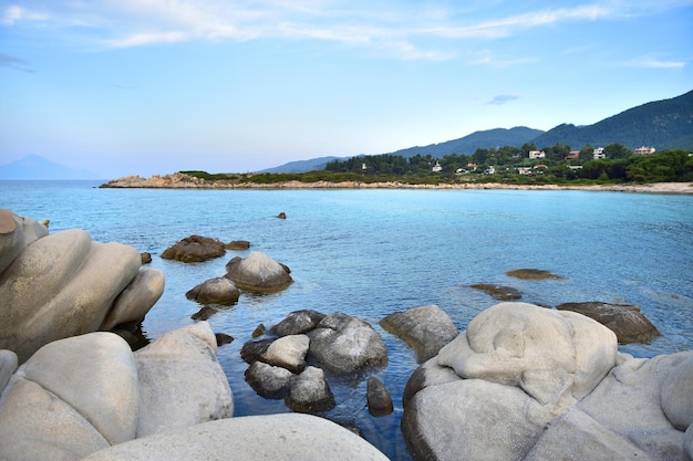 Paysage marin d'une belle baie avec des pierres et des pins en Grèce