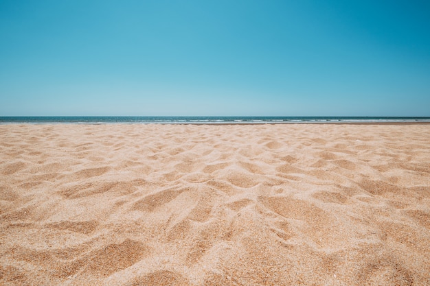 Photo paysage marin de belle plage tropicale avec ciel calme. vue sur la mer et plage de sable, fond de l'été.