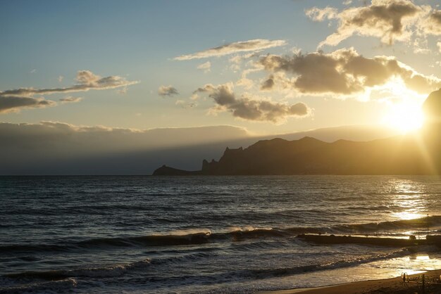 Paysage marin avec de belles vagues émeraude Sudak Crimée