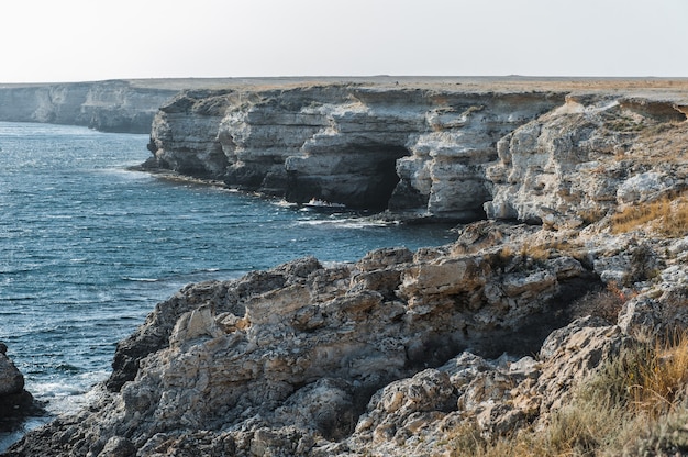 Paysage marin, belles vues sur les falaises rocheuses jusqu'à la mer, Tarhankut, Crimée