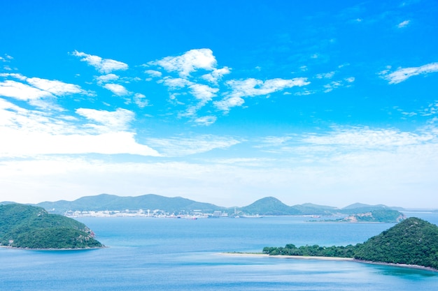 Paysage marin bleu ciel et montagne