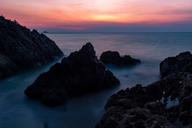 Paysage marin ciel dramatique avec rocher en arrière-plan de paysage coucher de soleil