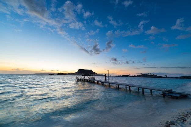 Paysage marin et ciel romantique à l'aube