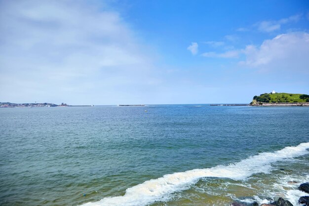 Photo paysage marin de la côte atlantique dans l'eau de mer de la ville côtière de saintjeandeluz pays basque france