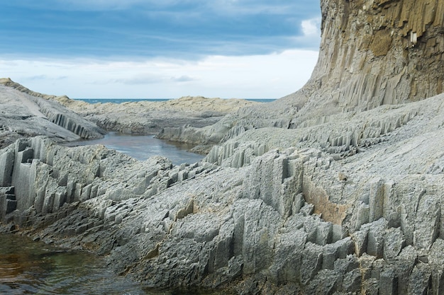 Paysage marin côtier avec de belles roches de basalte colonnaires à marée basse