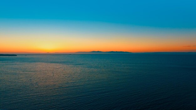 Paysage marin avec un coucher de soleil orange à l'horizon