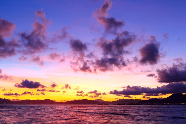 Paysage marin avec coucher de soleil