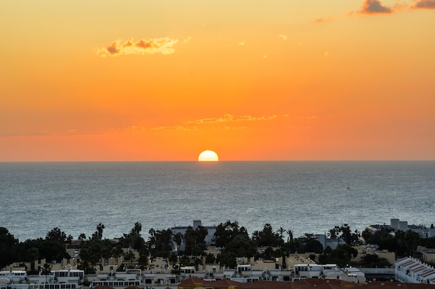 Paysage marin du coucher du soleil d'été sur l'île tropicale de Tenerife, Canaries en Espagne.