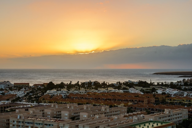 Paysage marin du coucher du soleil d'été sur l'île tropicale de Tenerife, Canaries en Espagne.