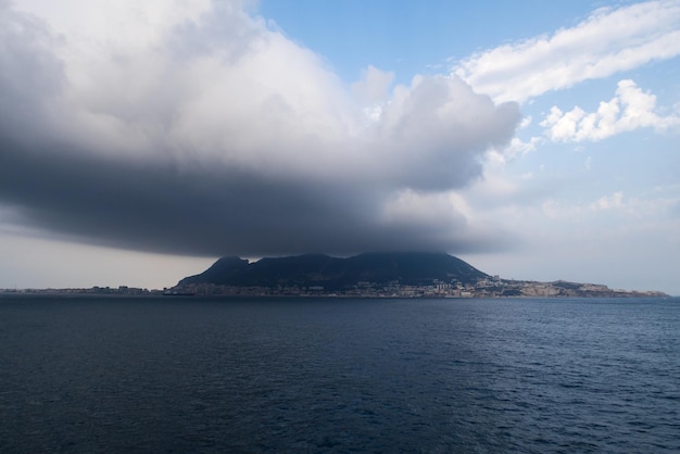 Paysage marin du détroit de Gibraltar avec le rocher de Gibraltar en arrière-plan