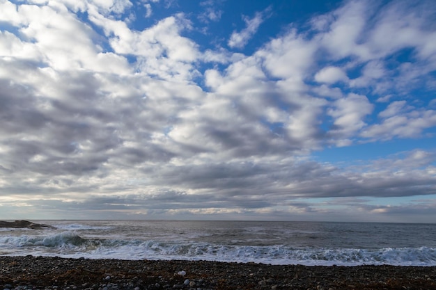 Paysage marin du nord avec surf Ciel bleu avec des nuages