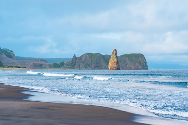 Paysage marin du rivage de l'océan Kunashir avec un énorme rocher vertical dans l'eau