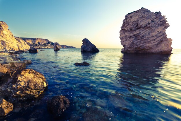 Paysage marin des eaux de mer encore bleues et du littoral rocheux