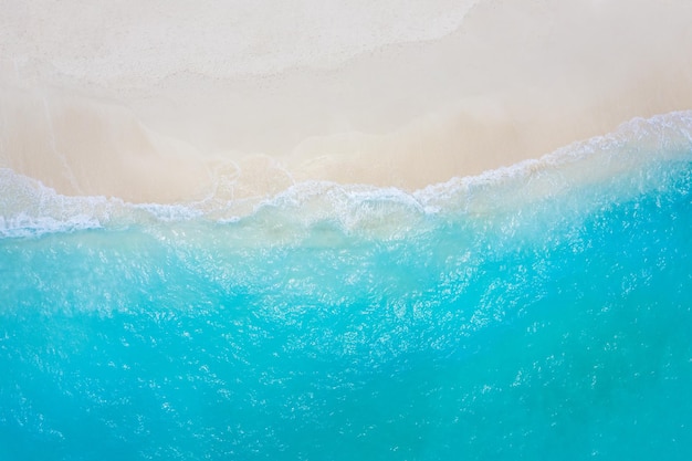 Paysage marin d'été belles vagues eau de mer bleue en journée ensoleillée Vue de dessus depuis un drone Vue aérienne de la mer