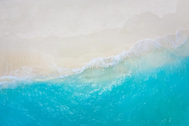 Paysage marin d'été belles vagues eau de mer bleue en journée ensoleillée Vue de dessus depuis un drone Vue aérienne de la mer
