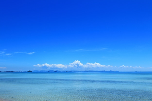 Paysage marin d'été avec ciel bleu