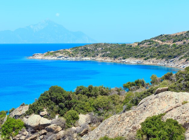 Paysage marin d'été avec eau transparente aigue-marine et Mont Athos. Vue du rivage (Sithonia, Halkidiki, Grèce).