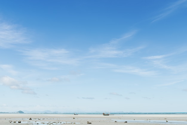 Paysage marin d&#39;été avec île verte et fond de ciel bleu