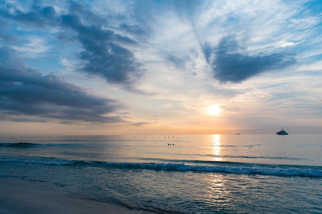 Paysage marin d'été avec vue romantique sur la plage du crépuscule