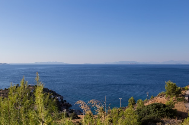 paysage marin étonnant de la ligne d'horizon. Grèce. Photographie couleur horizontale aérienne