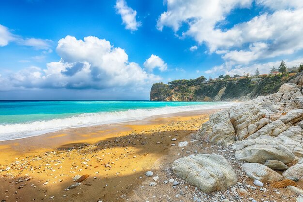 Le paysage marin étonnant de la plage de Guidaloca près de Castellammare del Golfo