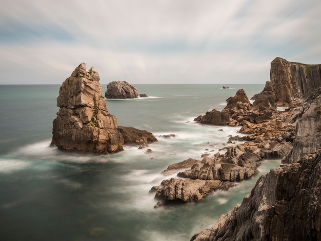 Paysage marin de falaises rocheuses au bord de la mer