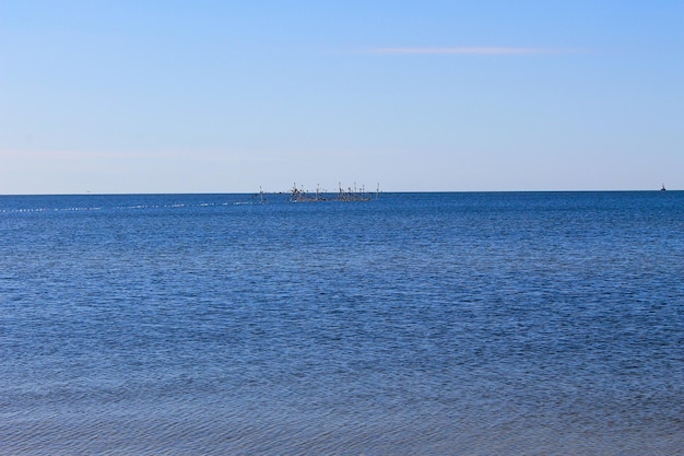 Paysage marin avec des filets de pêche à l'horizon