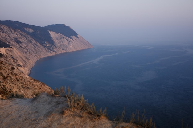 paysage marin sur fond de rochers