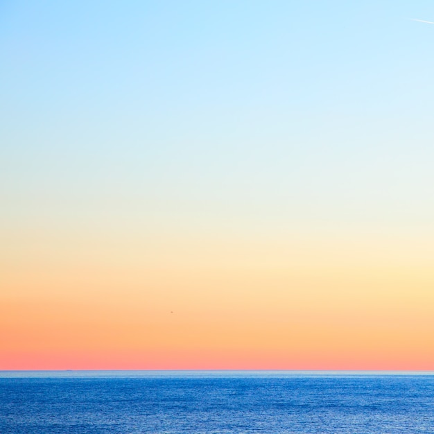 Paysage marin avec horizon marin et ciel clair coloré après le coucher du soleil. Arrière-plan et espace pour le texte