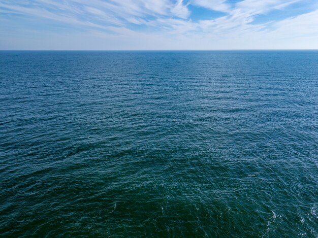 Paysage marin avec horizon de mer bleue et ciel bleu nuageux. Vue aérienne du drone. Copiez l'espace. Fond naturel