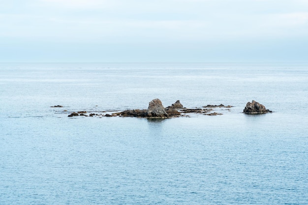 Paysage marin avec des îlots, des rochers sortant de l'eau sur un récif