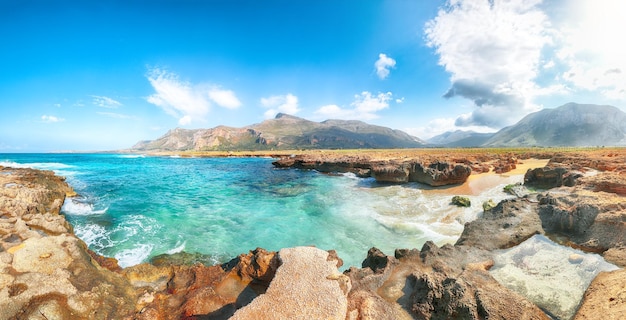 Le paysage marin incroyable de la plage d'Isolidda près du cap San Vito