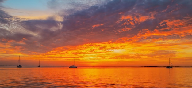Paysage marin lever de soleil doré sur la mer nature paysage belle couleur orange et jaune sur le soleil de l'océan