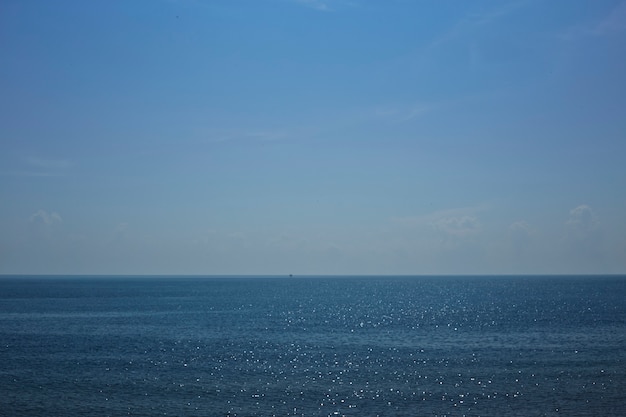 paysage marin magnifique horizon de mer et ciel bleu