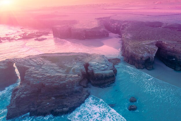 Paysage marin le matin côte rocheuse au lever du soleil Plage Playa de Las Catedrales à Ribadeo Galice Espagne