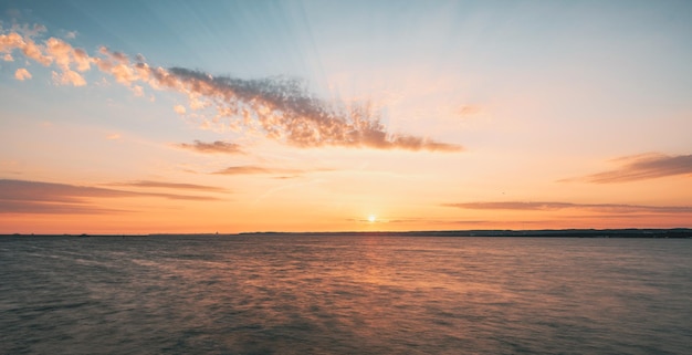 Paysage marin sur la mer Baltique pendant le coucher du soleil d'été